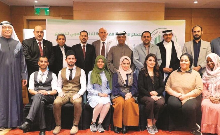 ﻿الزميل د.عادل دشتي مع أعضاء الاتحاد العربي للتطوع﻿