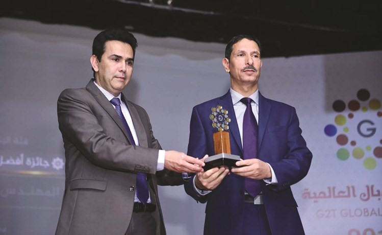 مطلق العازمي خلال تسلمه الجوائز﻿