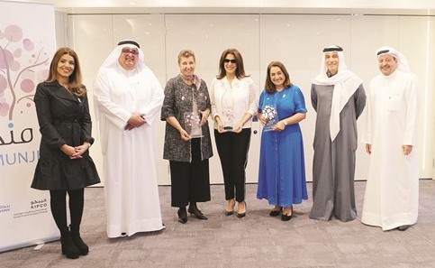 من اليسار عبير العمر وفيصل العيار وليلى المطيري وليلى الغانم ومي الحجاج ومسعود حيات وخالد الحسن﻿