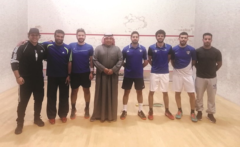 رئيس الوفد مع المدرب واللاعبين في لقطة جماعية﻿