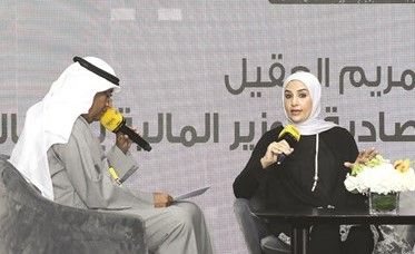 مريم العقيل خلال مشاركتها بالحلقة النقاشية﻿