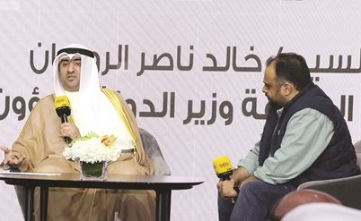 خالد الروضان متحدثا خلال الحلقة النقاشية﻿