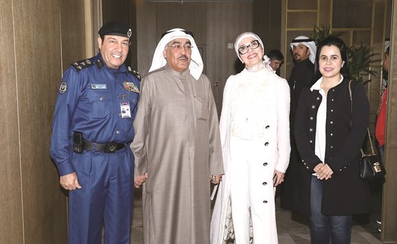 الزميل عدنان الراشد يتوسط العميد خليل الأمير وهدى البقشي والزميلة بدور المطيري 	(زين علام)﻿
