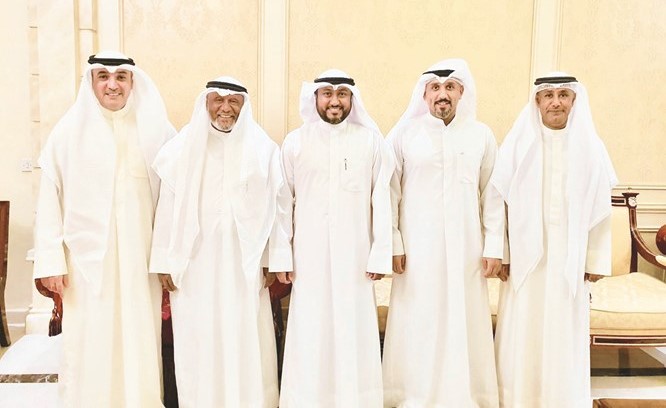 د.صالح الخليفة متوسطا رجب وعمر الخليفة ووالده فيصل الخليفة وأيمن الخليفة﻿