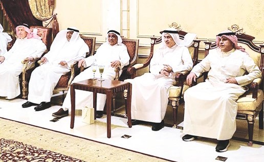 جانب من الحضور ومعهم الشيخ مازن الجراح والعم صالح الفضالة وفيصل الخليفة﻿