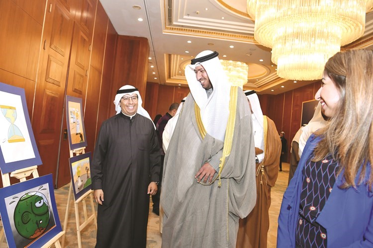 الوزير د.فهد العفاسي مع الزميل محمد ثلاب في معرض الكاريكاتير	(قاسم باشا)﻿