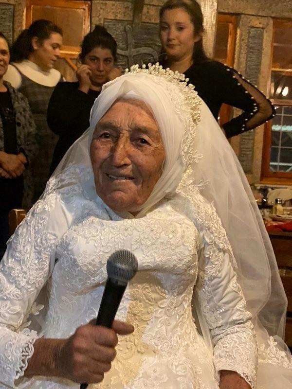 عجوز تركية تحقق حلمها بارتداء فستان الزفاف بعد 70 عاماً من زواجها