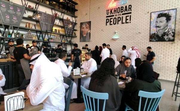 السعودية تلغي اشتراط مدخل للعزاب وآخر للعوائل في المطاعم