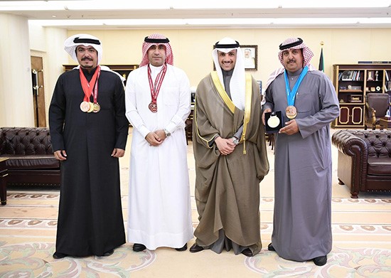 الرئيس الغانم خلال استقباله الرماة سعود الكندري ومنصور الرشيدي وعبد الرحمن الفيحان 