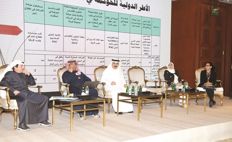 كامل العبدالجليل وعدد من المشاركين في احدى جلسات منتدى الشفافية	 (محمد هاشم)﻿