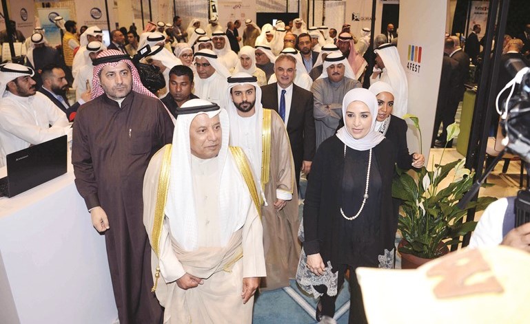 مريم العقيل وحسين الخرافي في جولة خلال معرض جسور﻿