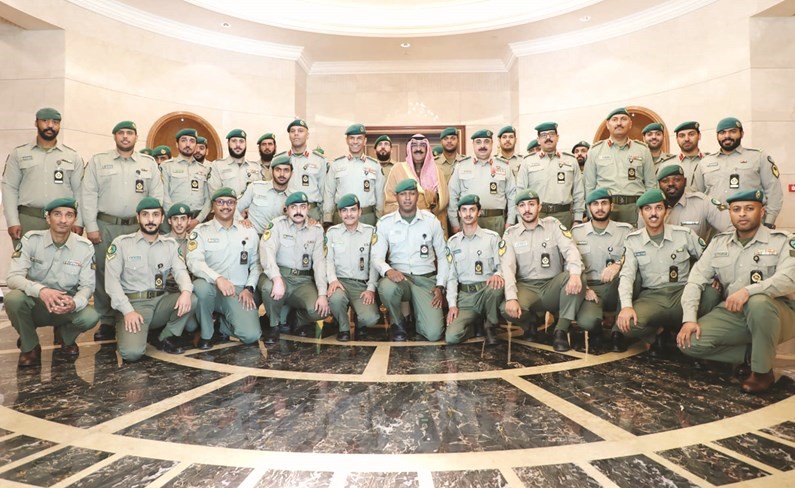 الشيخ مشعل الأحمد متوسطا قادة الحرس الوطني ومنتسبي مديرية الشؤون المالية والتجهيز والعقود التابعتين للمعاون للشؤون المالية وإدارة الموارد﻿