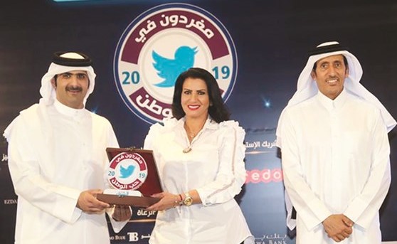 الشيخ حمد بن ثامر آل ثاني والشيخ عبدالرحمن بن حمد آل ثاني يكرمان الزميلة فاطمة العازمي﻿