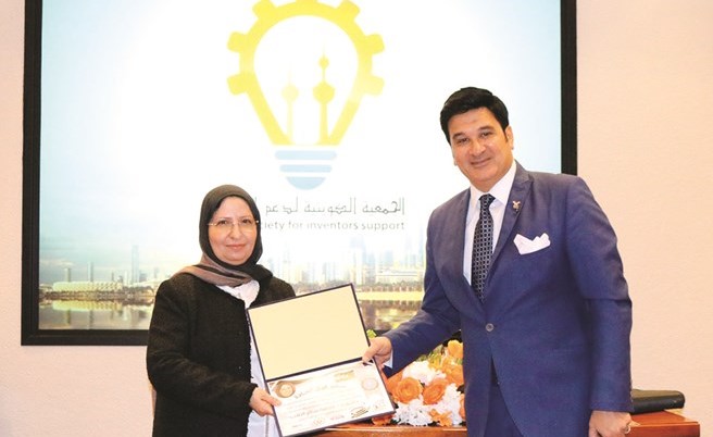 د.مصطفى الأدور يكرم د.فاطمة الثلاب﻿