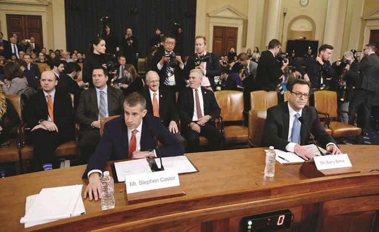 المحامي الجمهوري ستيفن كاستور والمحامي الديموقراطي باري بيرك خلال الإدلاء بشهادتهما في جلسة استماع للجنة القضائية بمجلس النواب(رويترز)﻿