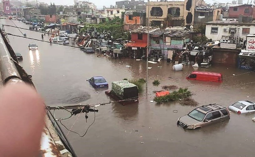 سيول الامطار تغرق الطرقات والسيارات	(محمود الطويل)﻿