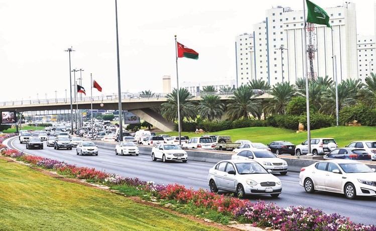 شوارع المملكة تتزين بأعلام دول الخليج﻿
