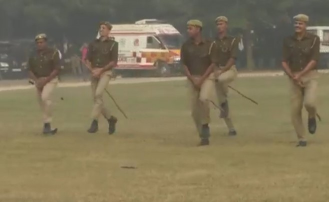 بالفيديو.. الشرطة الهندية تمتطي العصي بدلا من الخيول في احد التدريبات