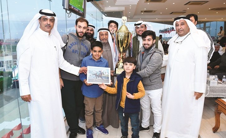 تسليم كأس المرحوم زيد الكليب إلى اسطبل الصفار﻿