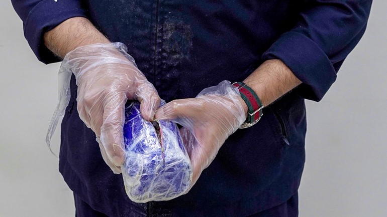 الجمارك: إحباط تهريب 70 كيلو حشيش أُخفيت في شاحنة أعلاف قادمة من إيران