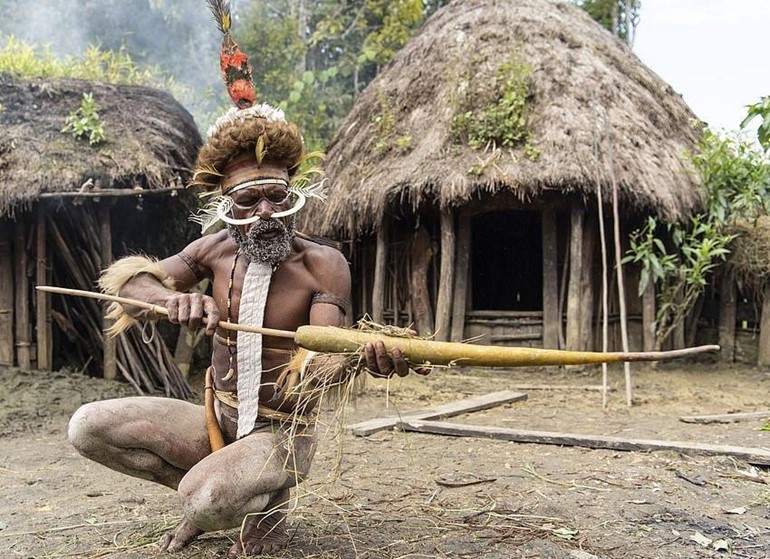 "نساؤها يقطعن أصابعهن".. تعرف على تقاليد قبيلة "داني" الإندونيسية التي تُعد أغرب قبائل العالم!