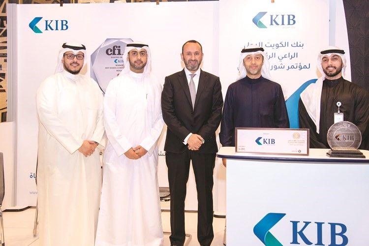 رائد بوخمسين متوسطا مسؤولي KIB داخل جناح البنك