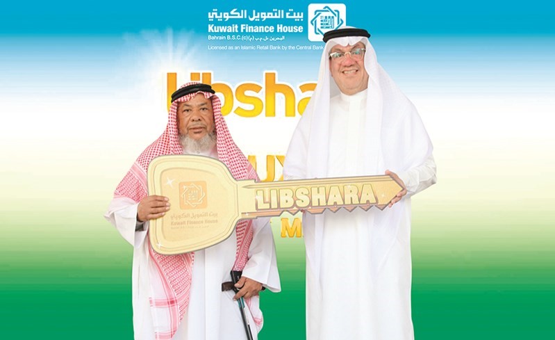 خالد المعرفي مع الفائز بالجائزة الكبرى