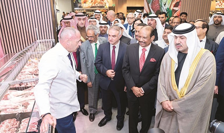 السفير الإماراتي صقر الريسي ويوسف علي وعبدالكريم تقي خلال الافتتاح مع الحضور
