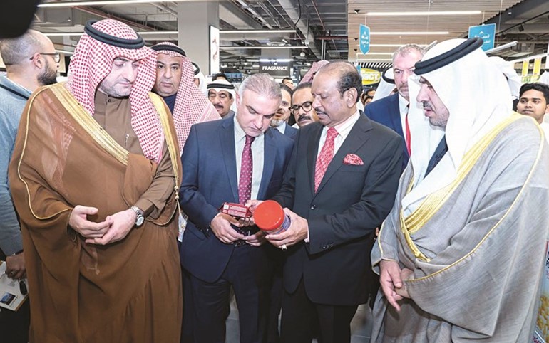 تقي يطلع على بعض المنتجات