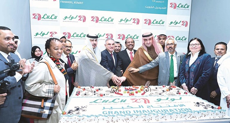 قطع كيكة حفل الافتتاح