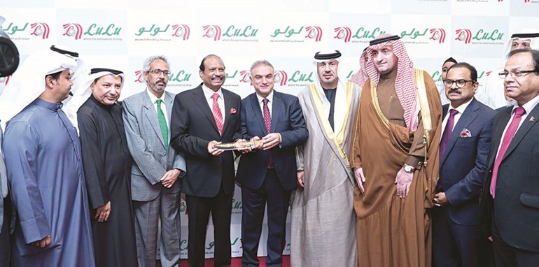 عبدالكريم تقي متسلما هدية تكريمية من إدارة لولو هايبر ماركت