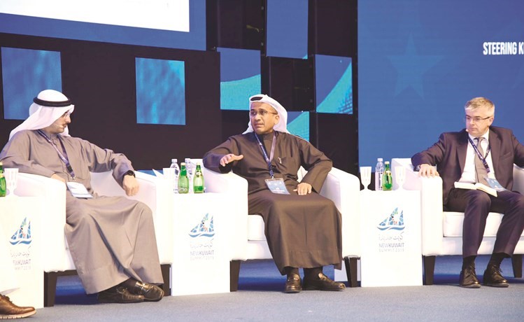 مناف الهاجري متحدثا خلال الجلسة النقاشية