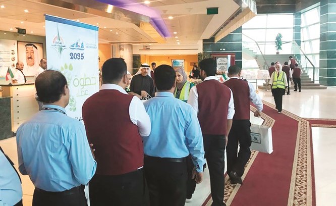 جانب من عملية توزيع كسوة الشتاء على المستخدمين