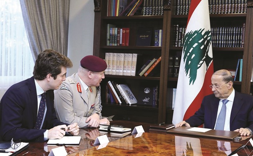 الرئيس العماد ميشال عون مستقبلا كبير مستشاري وزارة الدفاع البريطانية لشؤون الشرق الاوسط الجنرال جون لوريمر	 (محمود الطويل)