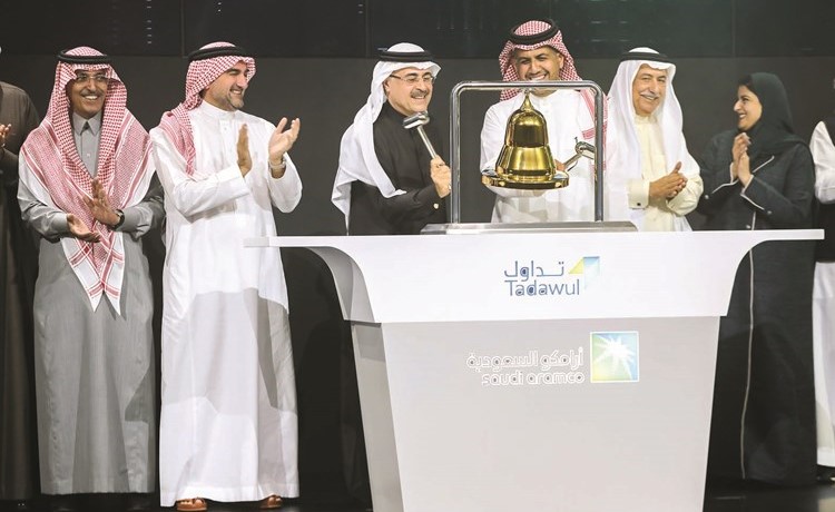 أمين ناصر يقرع الجرس خلال الاحتفال الرسمي بالطرح العام الأولي للشركة في سوق الأسهم بالسعودية	(رويترز)