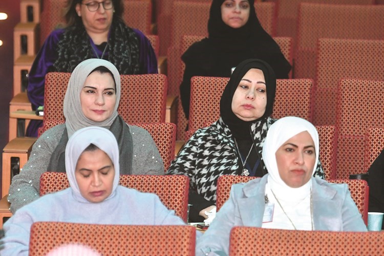 عدد من المشاركات في المحاضرة