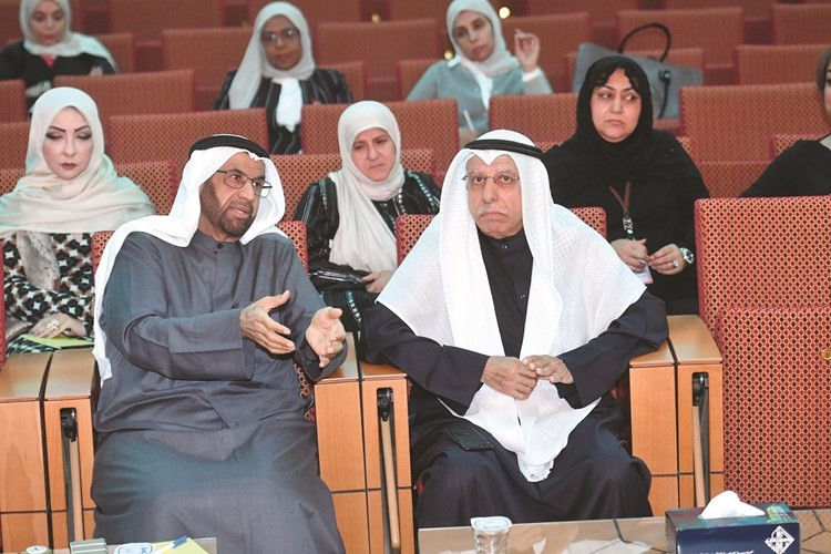 الحضور يتابعون المحاضرة