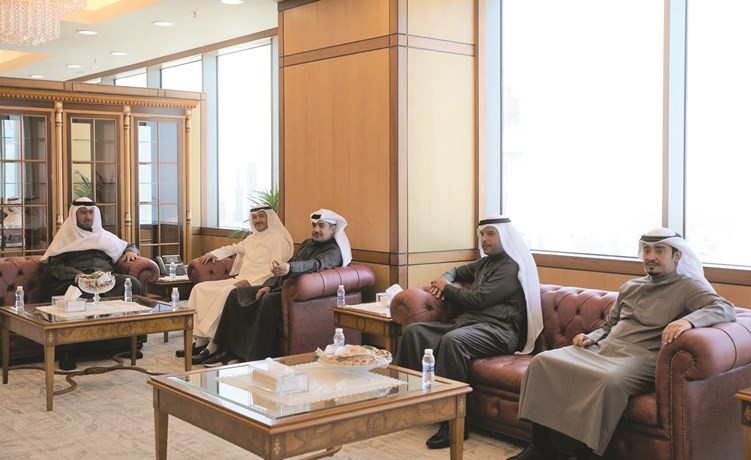 المستشار د.فهد العفاسي خلال اللقاء مع وفد النقابة