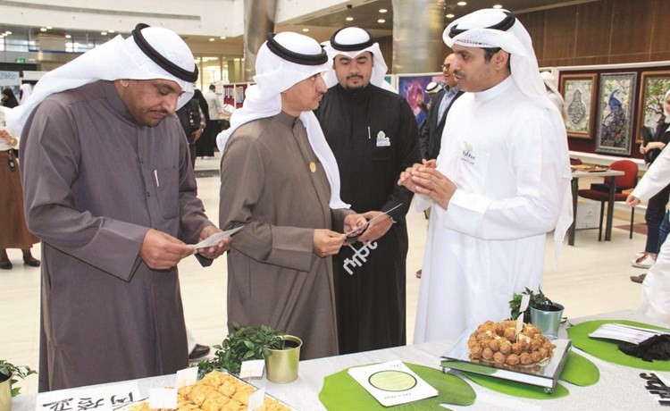 «العلوم الإدارية» أقامت المعرض الثقافي «عبر القارات»