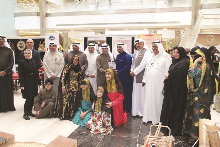 «العلوم الإدارية» أقامت المعرض الثقافي «عبر القارات»