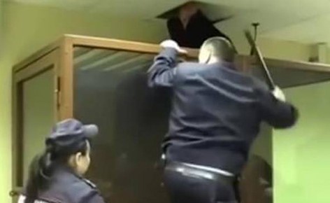 قاتل يحاول الهرب أثناء محاكمته.. وفيديو يرصد "الخطة الفاشلة"