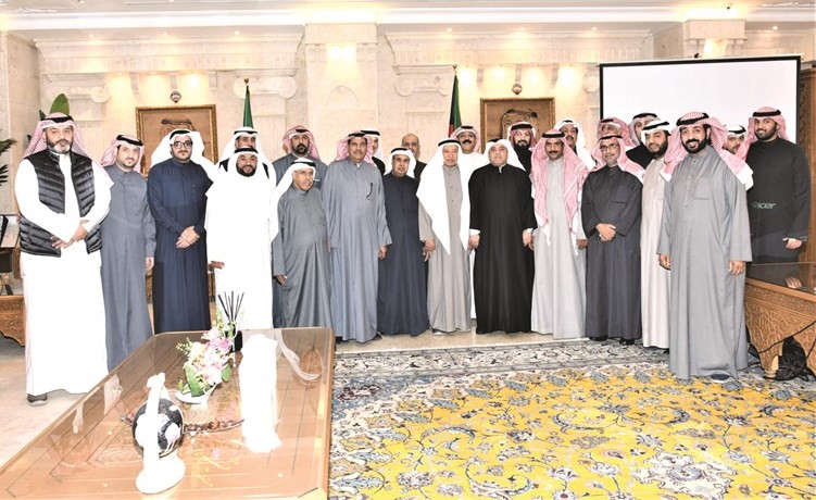 البروفيسور جاسم الحسن وبجواره فيصل العمر مع الحضور في لقطة جماعية لرواد الديوان