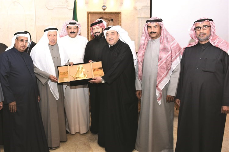 فيصل العمر مكرما البروفيسور جاسم الحسن