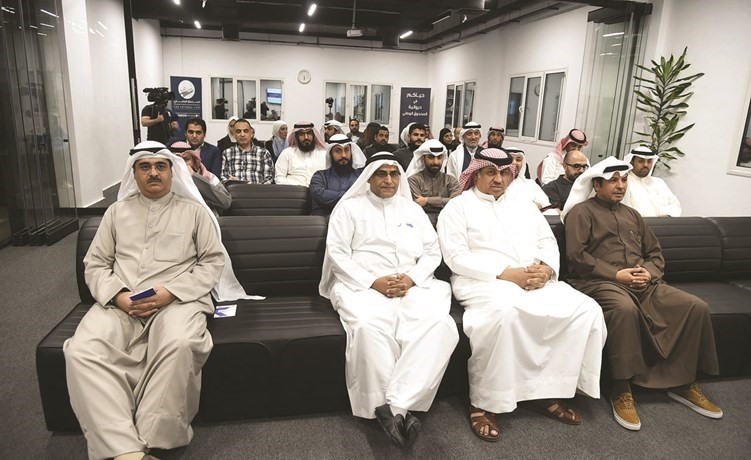 د.عبدالله العويصي في مقدمة الحضور