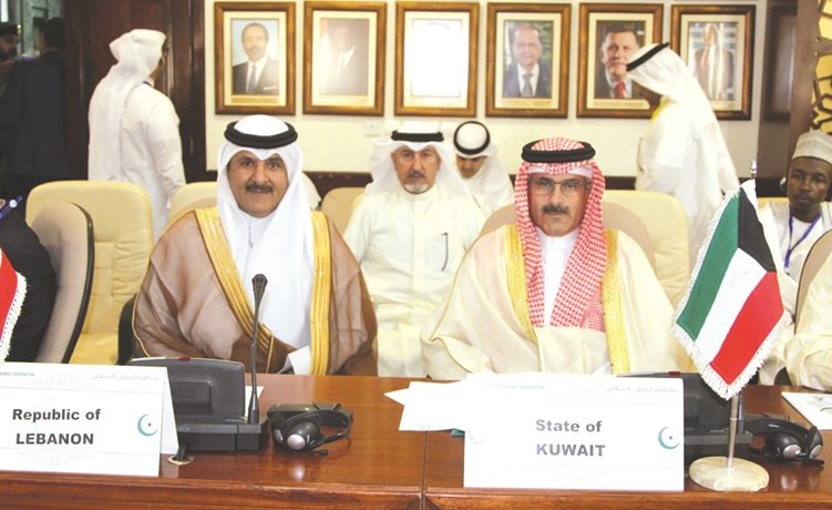 الشيخ مبارك الدعيج والقنصل وائل العنزي