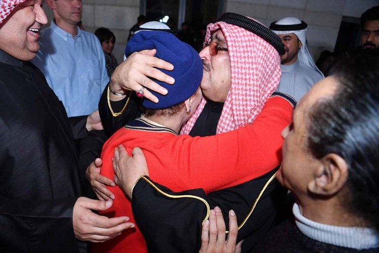 صالح السعيد يقبل رأس شقيقته ويتحمد لها بالسلامة