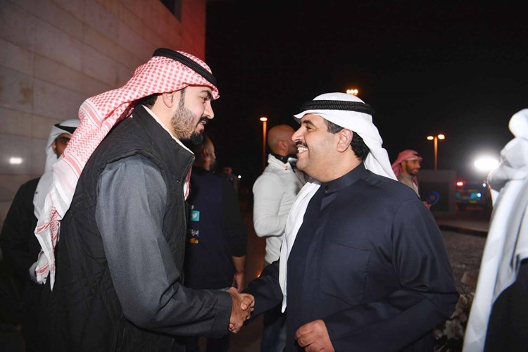 الشيخ دعيج الخليفة مرحبا بأحد مستقبلي فجر السعيد