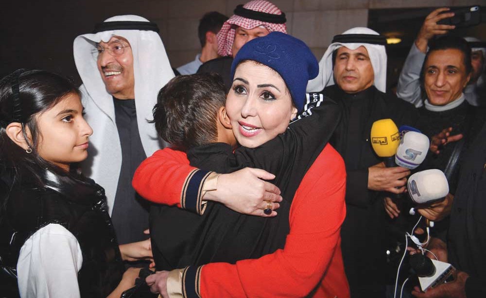 الإعلامية القديرة فجر السعيد وسط محبيها ومستقبليها لدى وصولها مساء أمس  (قاسم باشا)