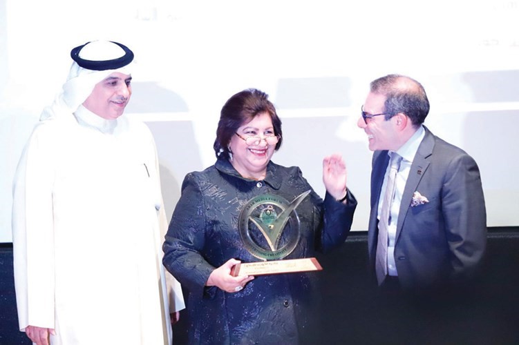 الإعلامية القديرة أمل عبدالله جائزة البرامج الإذاعية﻿