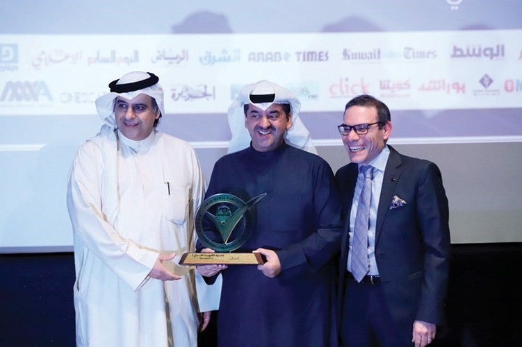 جائزة تميز العلامة التجارية لشركة زين تسلمها مدير عام العلاقات العامة والإعلام وليد الخشتي﻿